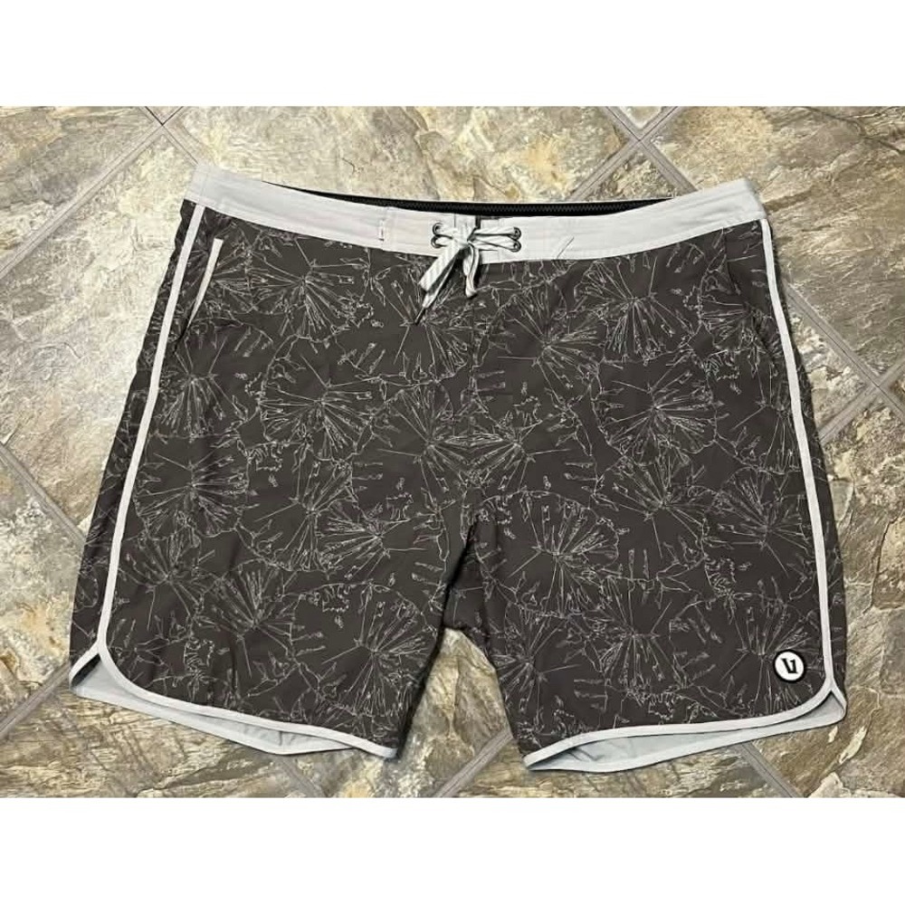 Vuori Cruise Board Shorts Men 38 Grey Abstract Print Scalloped Swim Trunks